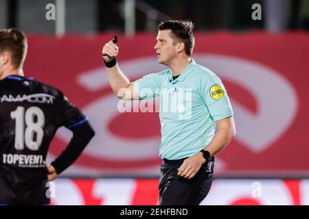 EINDHOVEN, PAESI BASSI - FEBBRAIO 19: Arbitro Jesse Rozendal durante la partita olandese di Keukenkampioendivisie tra PSV U23 e FC Den Bosch a De Herdg Foto Stock