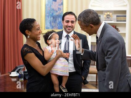 21 settembre 2015 "il presidente scambia un'ondata con Alya Dorelien Bitar, figlia di un anno di Maher Bitar, direttore del Consiglio di sicurezza nazionale uscente per gli affari israeliani e palestinesi, e sua moglie Astrid Dorelien, durante una foto di famiglia nell'Ufficio ovale". Foto Stock