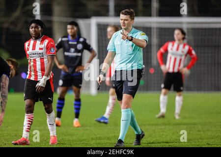 EINDHOVEN, PAESI BASSI - FEBBRAIO 19: Arbitro Jesse Rozendal durante la partita olandese di Keukenkampioendivisie tra PSV U23 e FC Den Bosch a De Herdg Foto Stock