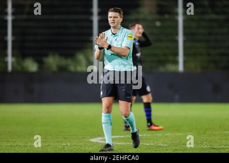 EINDHOVEN, PAESI BASSI - FEBBRAIO 19: Arbitro Jesse Rozendal durante la partita olandese di Keukenkampioendivisie tra PSV U23 e FC Den Bosch a De Herdg Foto Stock