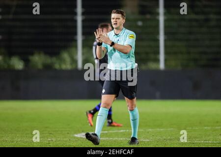 EINDHOVEN, PAESI BASSI - FEBBRAIO 19: Arbitro Jesse Rozendal durante la partita olandese di Keukenkampioendivisie tra PSV U23 e FC Den Bosch a De Herdg Foto Stock