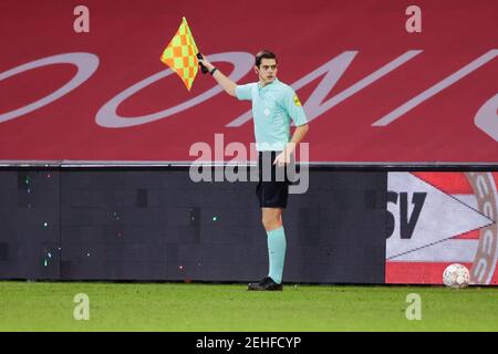 EINDHOVEN, PAESI BASSI - FEBBRAIO 19: Assistente arbitro Kevin Weever durante la partita olandese di Keukenkampioendivisie tra PSV U23 e FC Den Bosch all'indirizzo Foto Stock