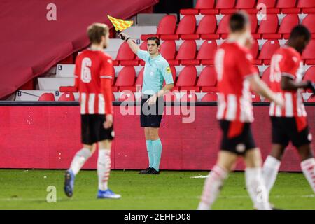 EINDHOVEN, PAESI BASSI - FEBBRAIO 19: Assistente arbitro Kevin Weever durante la partita olandese di Keukenkampioendivisie tra PSV U23 e FC Den Bosch all'indirizzo Foto Stock