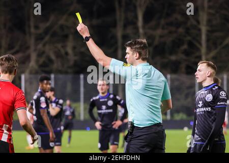 EINDHOVEN, PAESI BASSI - FEBBRAIO 19: Arbitro Jesse Rozendal durante la partita olandese di Keukenkampioendivisie tra PSV U23 e FC Den Bosch a De Herdg Foto Stock