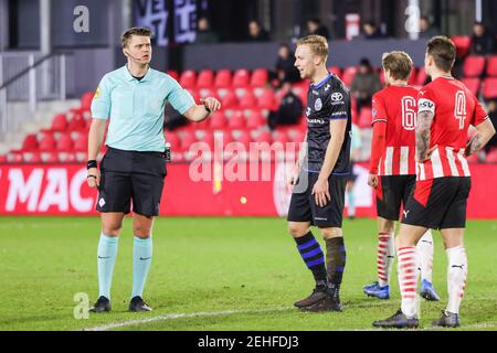 EINDHOVEN, PAESI BASSI - FEBBRAIO 19: Arbitro Jesse Rozendal, Junior van der Velden del FC Den Bosch durante la partita olandese Keukenkampioendivisie betwe Foto Stock