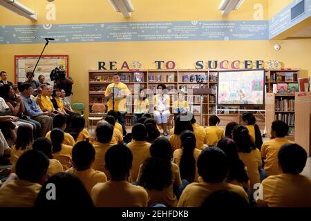 First Lady Michelle Obama parla agli studenti della scuola elementare di Bancroft che ha aiutato le sue piantine nel giardino della Casa Bianca, 29 maggio 2009. Foto Stock