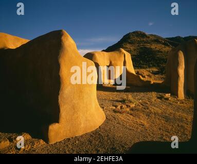 Cochise County AZ/NOV rovine di Fort Bowie ft. Bowie, sito storico nazionale con una montagna conosciuta come Helen's Dome Beyond. Situato in Apache Pass eas Foto Stock