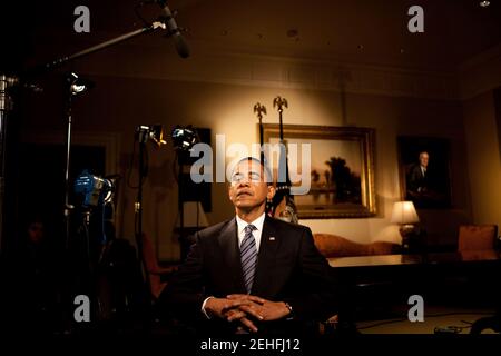 Il presidente Barack Obama chiude gli occhi prima che egli nastri il suo discorso settimanale radio nella stanza Roosevelt della Casa Bianca, 2 giugno 2009. Foto Stock