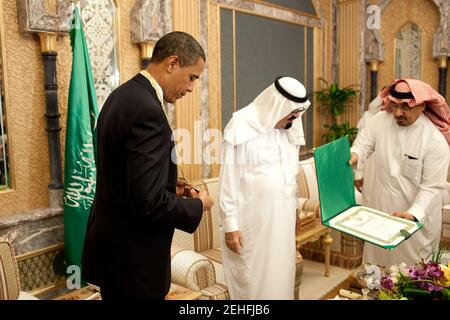 Il presidente Barack Obama esamina l'Ordine di merito del re Abdul Aziz presentato dal re Saudita Abdullah bin Abdul Aziz all'inizio del loro incontro bilaterale presso la King's Farm di Riyadh, Arabia Saudita, il 3 giugno 2009. La medaglia è il più alto onore dell’Arabia Saudita. Foto Stock