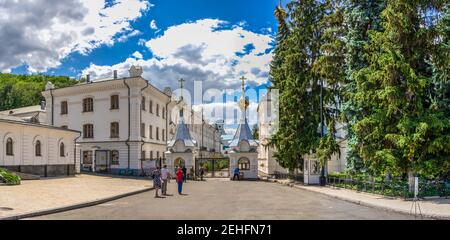 Svyatogorsk, Ucraina 07.16.2020. L'ingresso principale al territorio della Svyatogorsk Lavra in Ucraina, in una soleggiata mattina estiva Foto Stock