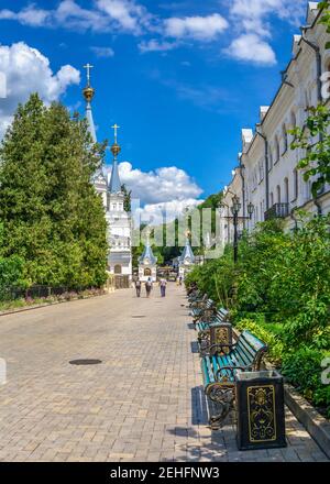 Svyatogorsk, Ucraina 07.16.2020. Hotel sul territorio della Svyatogorsk Lavra in Ucraina, in una giornata estiva di sole Foto Stock