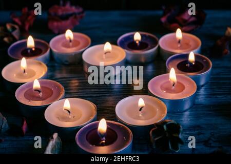 Candele e fiori a forma di cuore Foto Stock