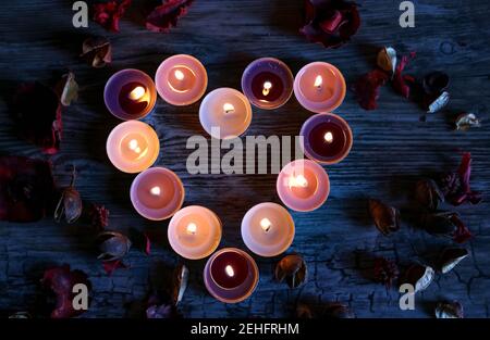 Candele e fiori a forma di cuore Foto Stock