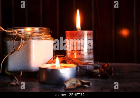 Le luci della candela sul tavolo Foto Stock