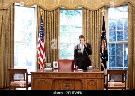 Il presidente Barack Obama chiama un leader straniero dall'Ufficio ovale, 10 giugno 2009. Foto Stock