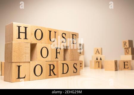 La parola Casa dei Signori è da cubetti di legno. Condizioni del governo dello stato dell'economia. Sfondo fatto di lettere di legno. Foto Stock