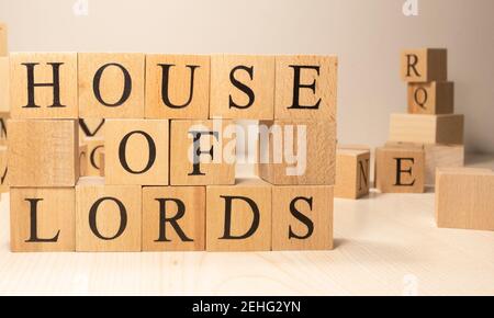 La parola Casa dei Signori è da cubetti di legno. Condizioni del governo dello stato dell'economia. Sfondo fatto di lettere di legno. Foto Stock