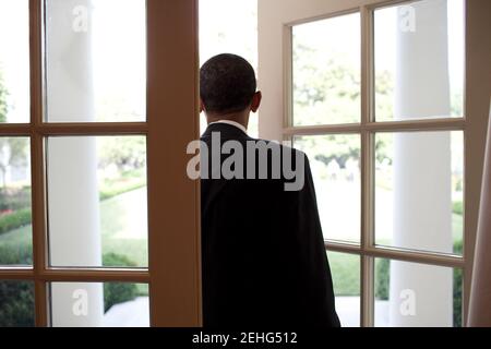 Il presidente Barack Obama esce al Rose Garden dall'Oval Office Oval, 25 giugno 2009. Foto Stock