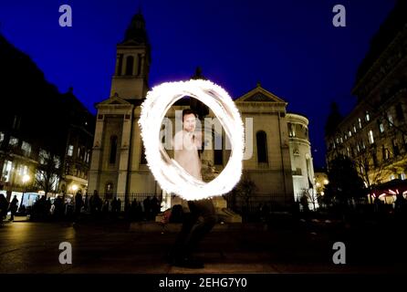 (210220) -- PECHINO, 20 febbraio 2021 (Xinhua) -- intrattenitore, illusionista e maga Borna Vajdic suona in piazza Petar Preradovic, a Zagabria, Croazia, 18 febbraio 2021. (Sanjin Strukic/Pixsell via Xinhua) Foto Stock