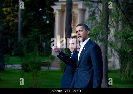 Il presidente Barack Obama cammina con il presidente russo Dimitry Medvedev al suo dacha fuori Mosca, 6 luglio 2009. Foto Stock