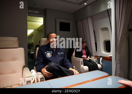 Il presidente Barack Obama indossa una giacca AF1 sul suo primo volo a bordo dell'Air Force One dalla base dell'aeronautica di Andrews a Newport News, Virginia, 5 febbraio. 2009. Foto Stock