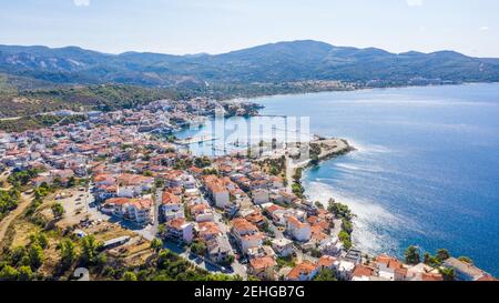 Antenna vista al tramonto di sorprendenti Neos Marmaras cityscape e distante isola della tartaruga in Grecia. Foto Stock