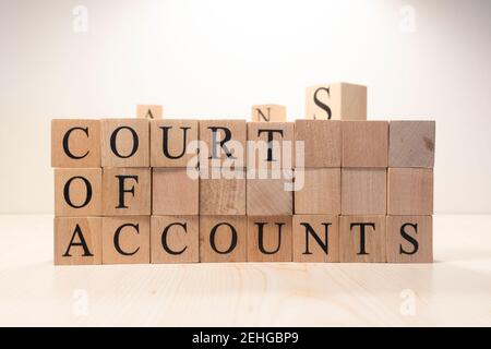 Parola di corte di conto da cubetti di legno. Condizioni di governo di stato di economia. Foto Stock