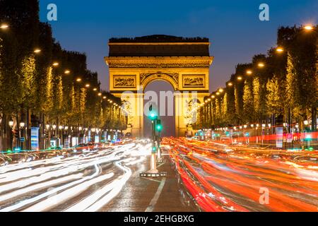 L'Arc de Triumph a Parigi di notte Foto Stock