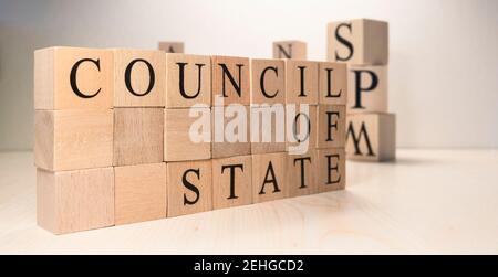 Parola di corte di conto da cubetti di legno. Condizioni di governo di stato di economia. Foto Stock