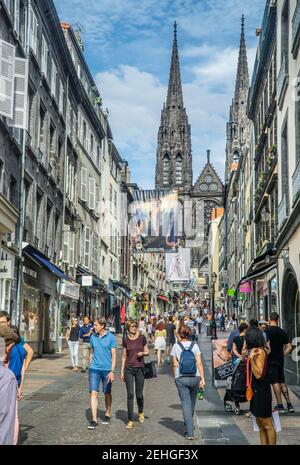 Rue des Gras, famosa via dello shopping a Clermont-Ferrand, che conduce verso la Cattedrale di Clermont-Ferrand, dipartimento Puy-de-Dôme, Auvergne-Rhône-Alpes re Foto Stock