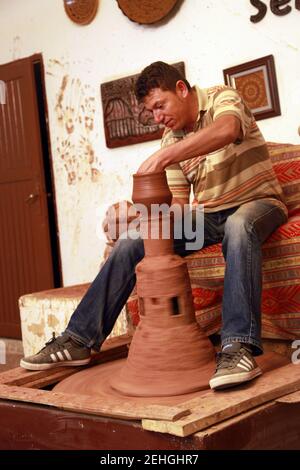 CAPPADOCIA, TURCHIA - GENNAIO 18: Artista della ceramica che fa la tradizionale caraffa turca al laboratorio di ceramica in Cappadocia il 18 gennaio 2006 a Nevsehir, Turchia. Foto Stock