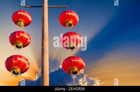 Lanterne cinesi di nuovo anno nella zona di città della cina. Foto Stock