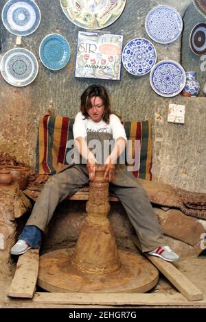 CAPPADOCIA, TURCHIA - GENNAIO 18: Artista della ceramica che fa la tradizionale caraffa turca al laboratorio di ceramica in Cappadocia il 18 gennaio 2006 a Nevsehir, Turchia. Foto Stock