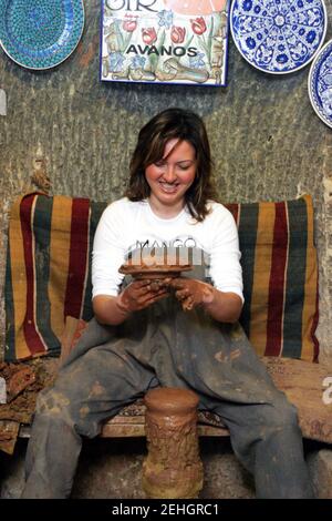 CAPPADOCIA, TURCHIA - GENNAIO 18: Artista della ceramica che fa la tradizionale caraffa turca al laboratorio di ceramica in Cappadocia il 18 gennaio 2006 a Nevsehir, Turchia. Foto Stock