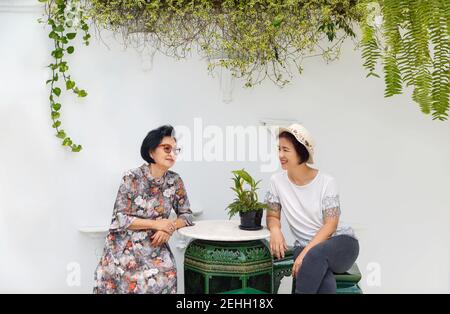 Donna asiatica anziana con figlia che si rilassa in vacanza insieme nel giorno delle madri. Foto Stock