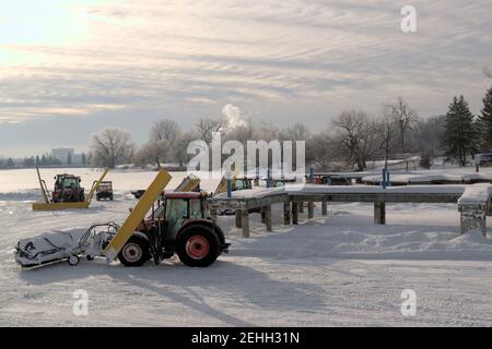 Trattori spazzaneve parcheggiati sul lago Dow's. Questi mantengono la superficie di pattinaggio del canale Rideau Skgateway durante Winterlude. Ottawa, Ontario, Canada. Foto Stock