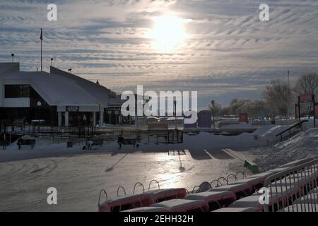 Scene invernali canadesi - Dow's Lake Pavilion, ingresso al Rideau Canal Skcatus come parte di Winterlude, Ottawa, Ontario, Canada. Foto Stock
