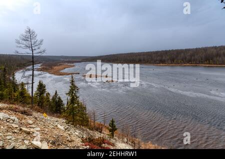 Le rive di un ampio fiume taiga. Fiume Irelyakh, Yakutia Russia Foto Stock