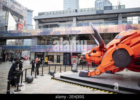 Pechino, Cina. 19 Feb 2021. Un bue meccanico è il benvenuto il nuovo anno di bue a Salitun a Pechino, Cina il 19 febbraio 2021.(Photo by TPG/cnsphotos) Credit: TopPhoto/Alamy Live News Foto Stock