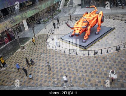 Pechino, Cina. 19 Feb 2021. Un bue meccanico è il benvenuto il nuovo anno di bue a Salitun a Pechino, Cina il 19 febbraio 2021.(Photo by TPG/cnsphotos) Credit: TopPhoto/Alamy Live News Foto Stock