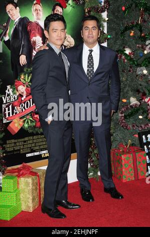 John Cho e Kal Penn ad UNA Premiere di Natale in 3D Very Harold & Kumar al Grauman's Chinese Theatre il 11, 2, 2011 a Hollywood, CA Foto Stock