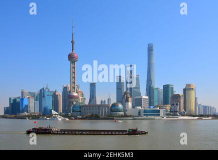 La chiatta trasporta merci lungo il fiume Huangpu, parte del canale di Pechino fino a Hangzhou. Skyline di Pudong sullo sfondo. Feb 2021 Foto Stock