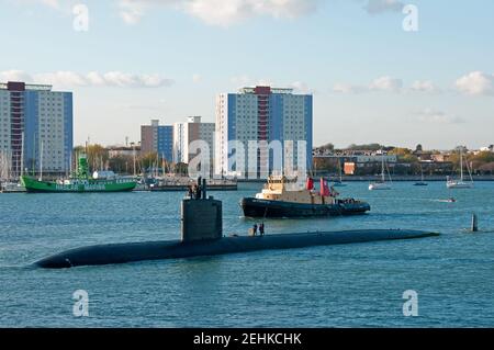 Il sottomarino di attacco della marina statunitense di classe Los Angeles USS Hartford (SSN 768) lascia Portsmouth, Regno Unito, il 5/11/12, dopo una visita di cortesia al porto. Foto Stock