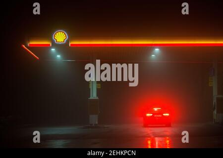 Strengberg, Austria. 24 gennaio 2021. Un'auto è parcheggiata alla Stazione Shell di Strengberg durante una notte di nebbia. Credit: SOPA Images Limited/Alamy Live News Foto Stock
