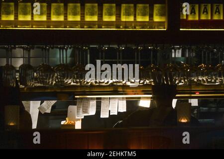 Dublino, Irlanda. 19 Feb 2021. Take away food ordini visti all'interno di un ristorante nella zona di Rathmines durante la pandemia di Covid-19. Credit: SOPA Images Limited/Alamy Live News Foto Stock