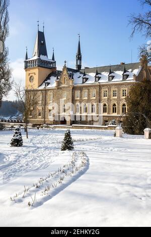 Pseudogoticky zamek z 1547, Zruc nad Sazavou, Středočeský kraj, Ceska republika / neo-gotico del castello dal 1547, città Zruc nad Sazavou, Boemia centrale, Foto Stock