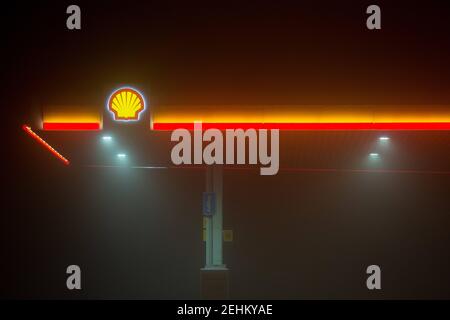 Strengberg, Austria. 24 gennaio 2021. Stazione di Shell Strengberg sull'autostrada A1 vista durante una notte nebbia. Credit: Karol Serewis/SOPA Images/ZUMA Wire/Alamy Live News Foto Stock