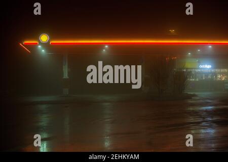 Strengberg, Austria. 24 gennaio 2021. Stazione di Shell Strengberg sull'autostrada A1 vista durante una notte nebbia. Credit: Karol Serewis/SOPA Images/ZUMA Wire/Alamy Live News Foto Stock
