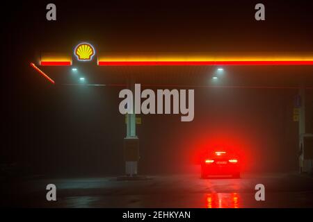 Strengberg, Austria. 24 gennaio 2021. Un'auto è parcheggiata alla Stazione Shell di Strengberg durante una notte di nebbia. Credit: Karol Serewis/SOPA Images/ZUMA Wire/Alamy Live News Foto Stock