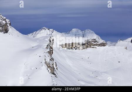 Cime innevate e vista panoramica aerea della Valle Alpina. Arrampicata invernale nel Parco Nazionale di Banff, Canadian Rockies Foto Stock